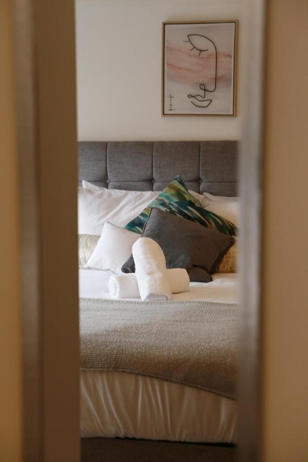 Lions Den - Zoo Accommodation เชสเตอร์ ภายนอก รูปภาพ