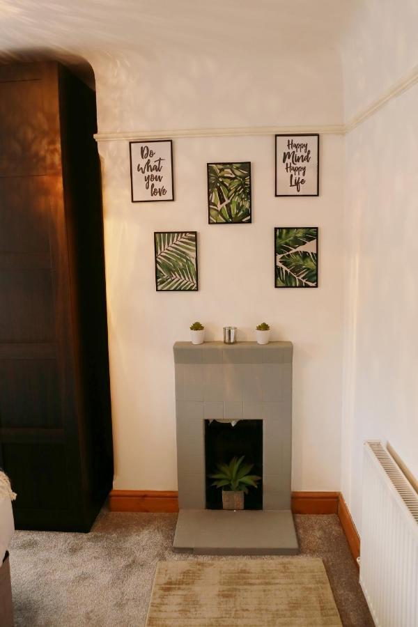 Lions Den - Zoo Accommodation เชสเตอร์ ภายนอก รูปภาพ
